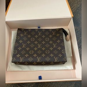 Only used once LOUIS VUITTON 26 toiletry bag